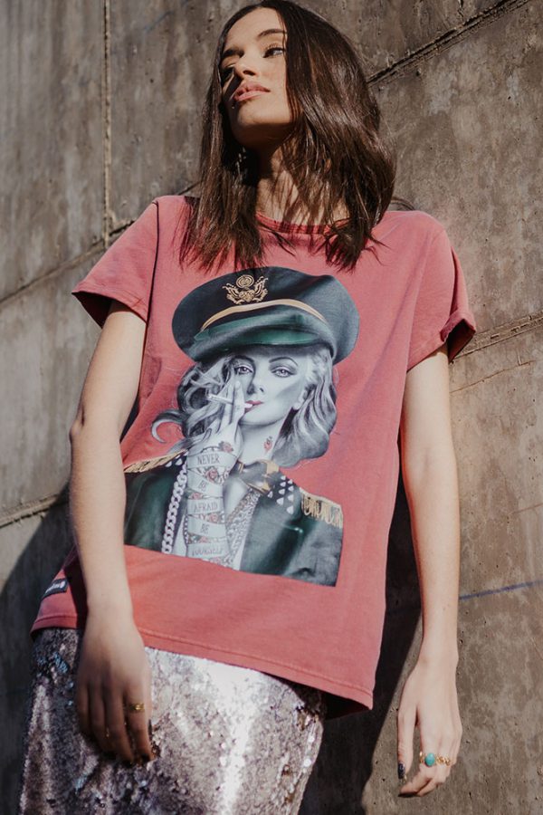 CAMISETA UNISEX CHARLIZE THERON BURDEOS unisex, Be Happiness.